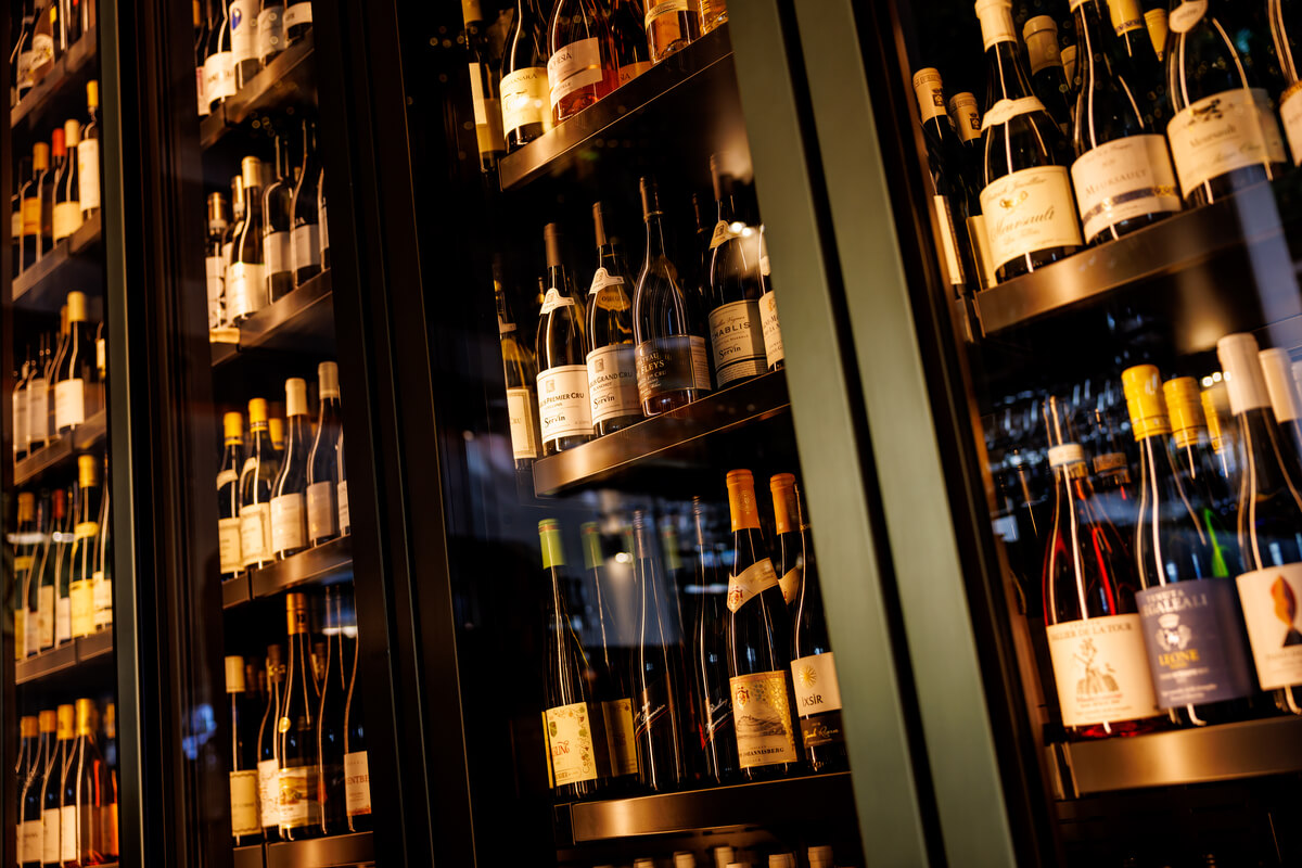 Le etichette esposte nella cantina di Follis