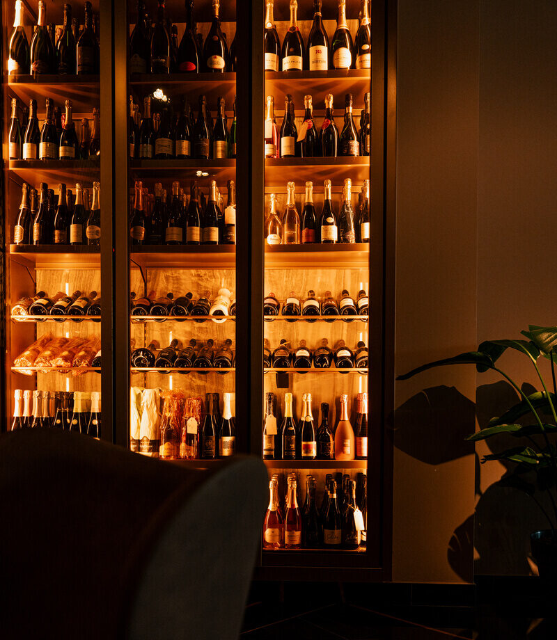 La cantina di Follis a Fiumicino: la parete di vini illuminata